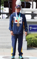 Фото с Чемпионата Мира 2011 (Тэгу, Корея). Награждение победителей в ходьбе на 20км. Луиз Лопез (Колумбия)   