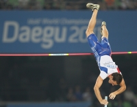 *Фото с Чемпионата Мира 2011 (Тэгу, Корея). Бронзовый призер в прыжке с шестом Рено Лавильине (Франция). Обсуждение с тренером