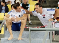 *Фото с Чемпионата Мира 2011 (Тэгу, Корея). Бронзовый призер в прыжке с шестом Рено Лавильине (Франция). Обсуждение с тренером