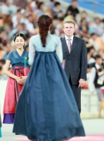 *Фото с Чемпионата Мира 2011 (Тэгу, Корея). Сергей Бубка готовится к награждению