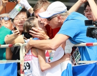 *Фото с Чемпионата Мира 2011 (Тэгу, Корея). Чемпионка Мира Ольгу Канискину поздравляет Виктор Моргачев